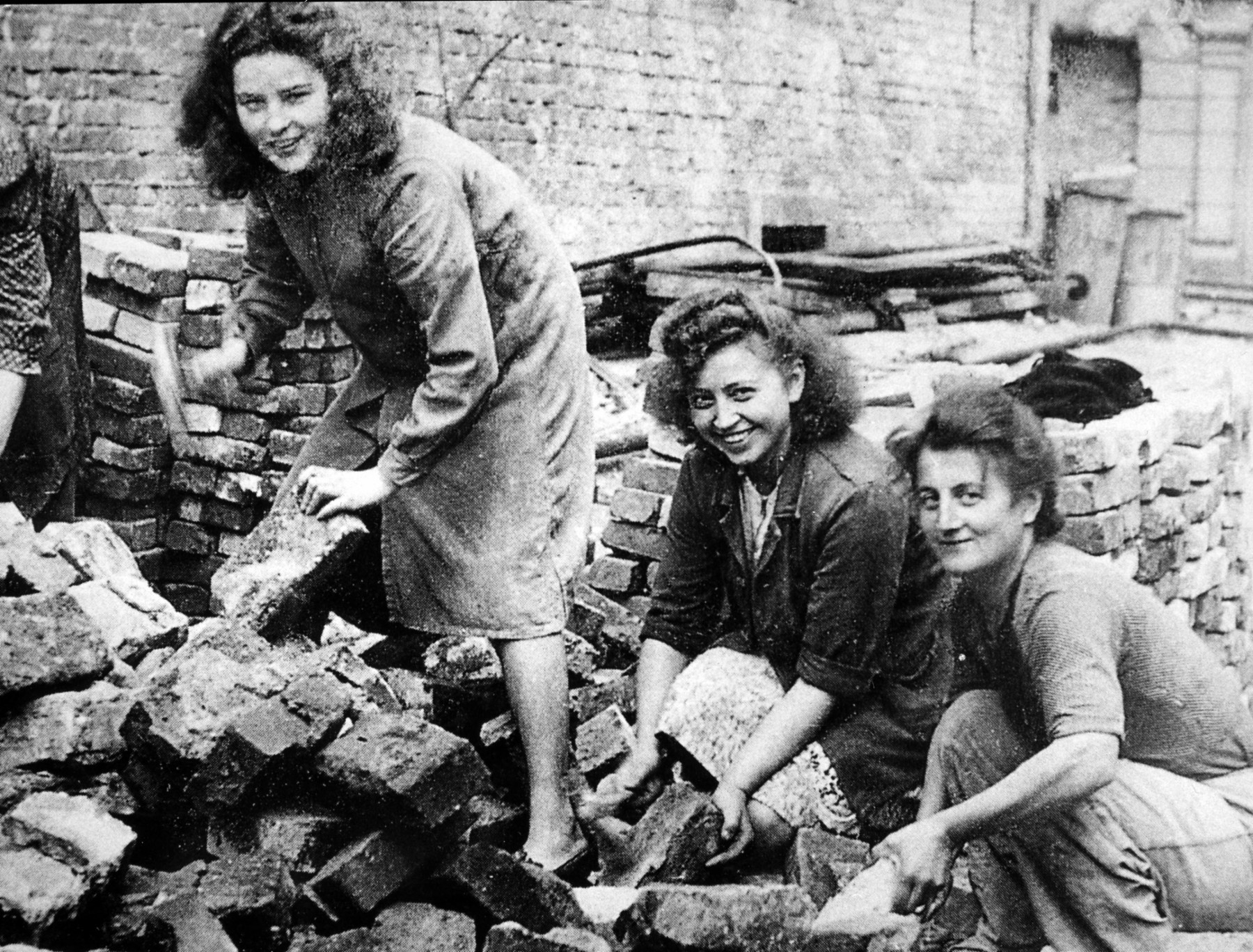 Trümmerfrauen leisten Aufbauarbeit in Essen (ca. 1946).