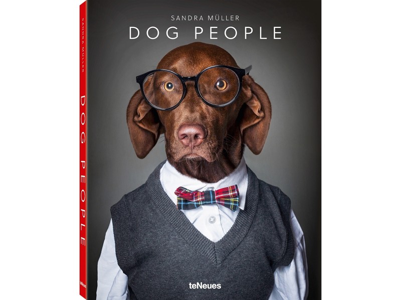 Der Bildband „Dog People“ umfasst 83 Hunde-Porträts und ist ein Panoptikum menschlicher Charaktere. Erschienen ist das Buch bei teNeues, www.teNeues.com. Es ist für 24,50€ zu erwerben. 