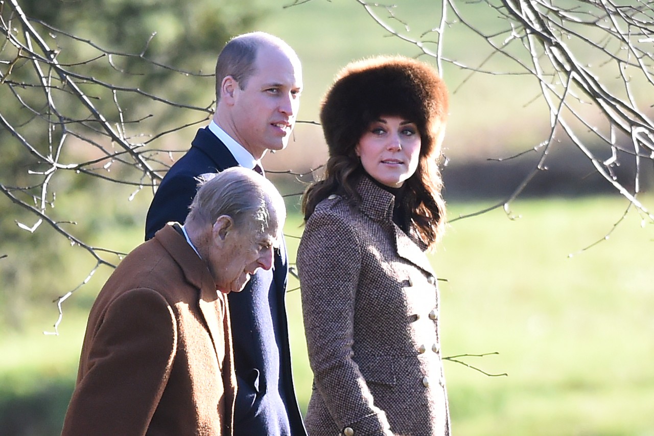 Kate Middleton mit den Prinzen Philip und William im Januar 2018.