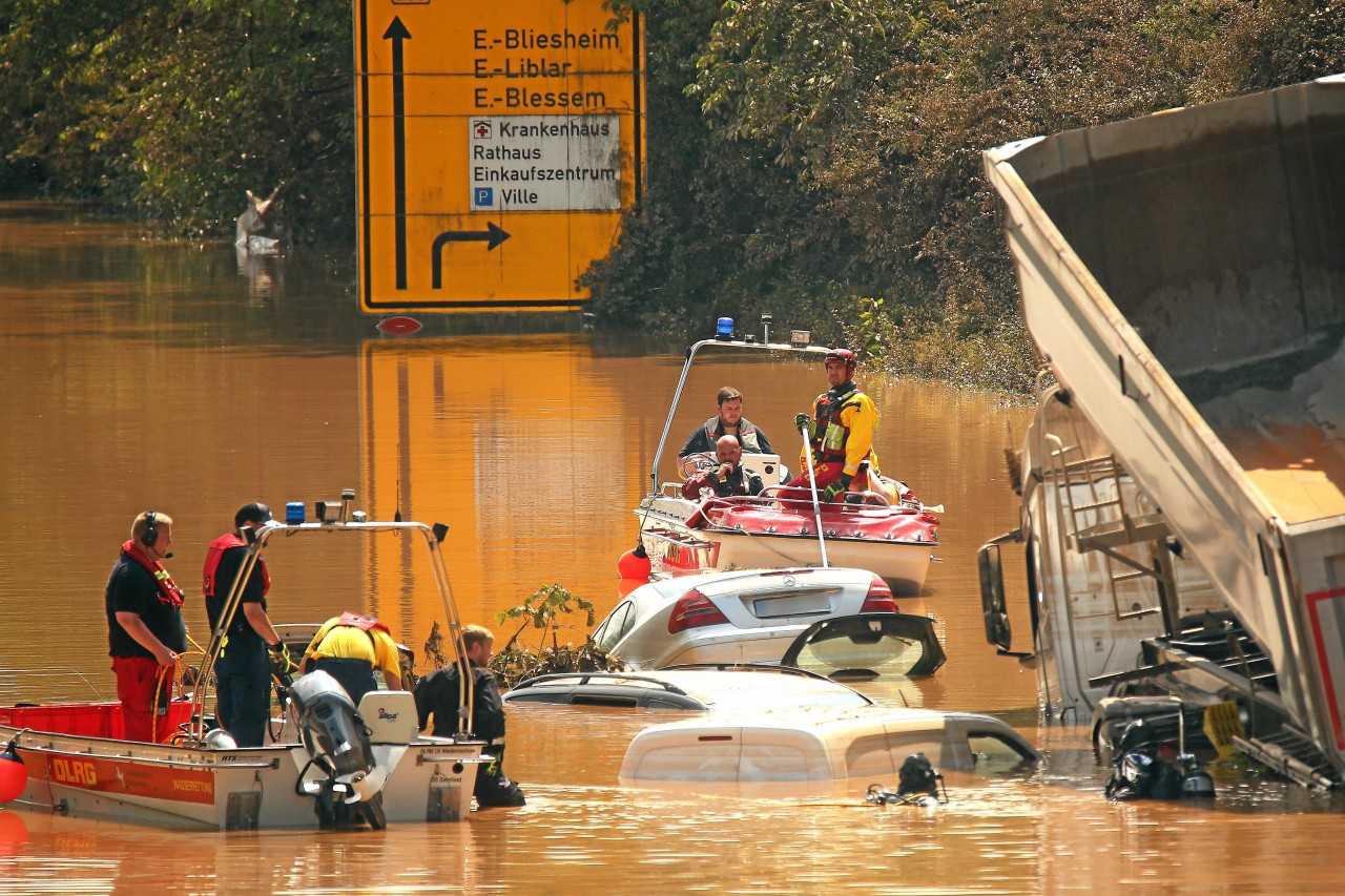 Auch Gelsenkirchener Retter des DLRG halfen bei der Hochwasser-Katastrophe in Eschweiler und Erfstadt. 