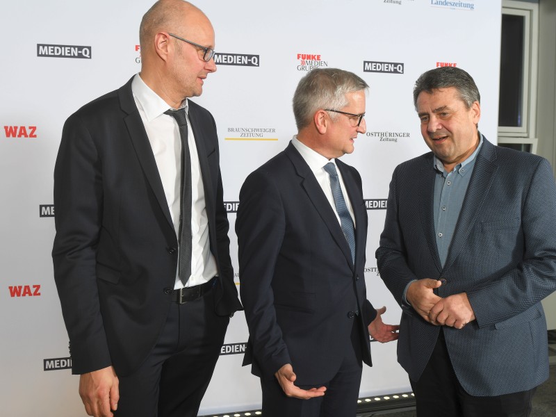 Der geschäftsführende Außenminister Sigmar Gabriel (SPD, r.) mit Jörg Quoos und Thomas Kloß.