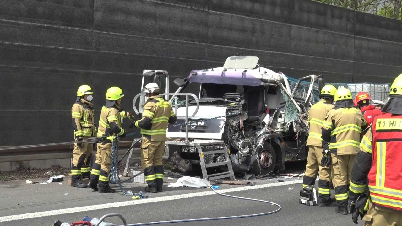 A1 bei Dortmund: Die Feuerwehr musste einen Lkw-Fahrer aus diesem Wrack befreien.