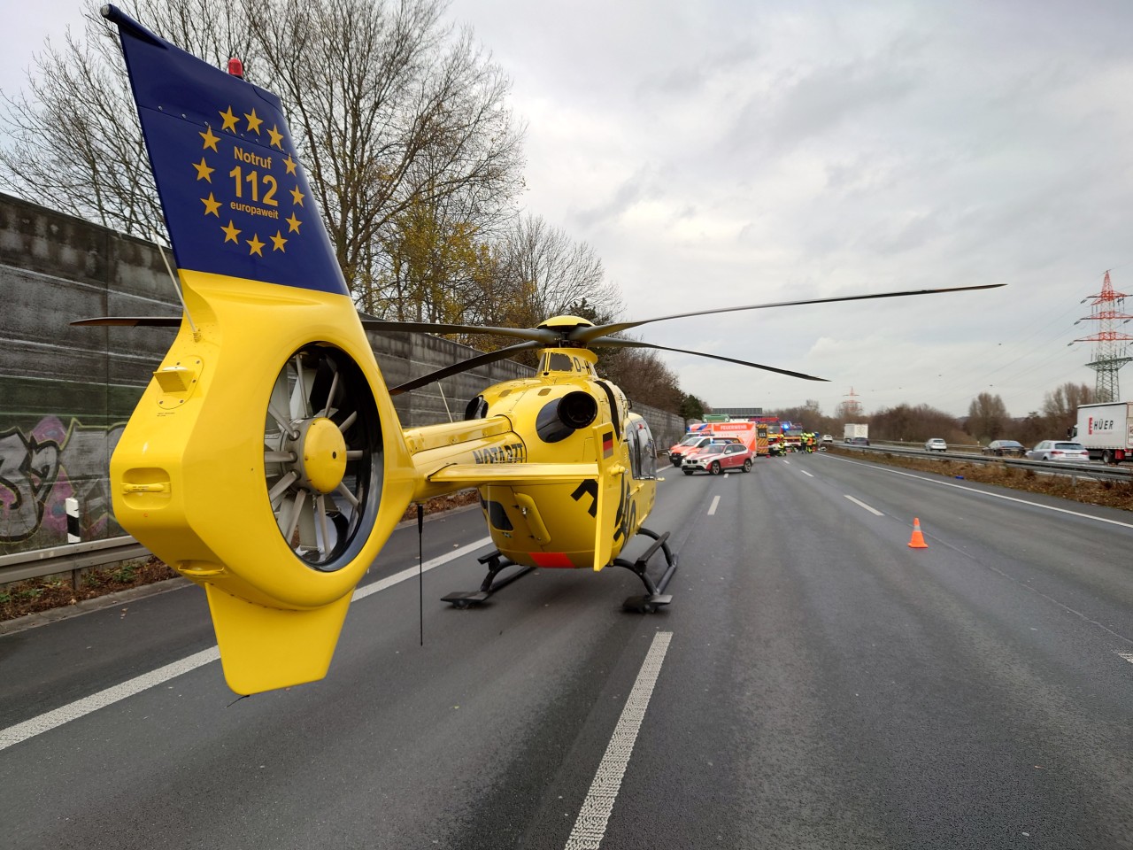 Ein Rettungshubschrauber brachte die verletzte Person in ein Krankenhaus.