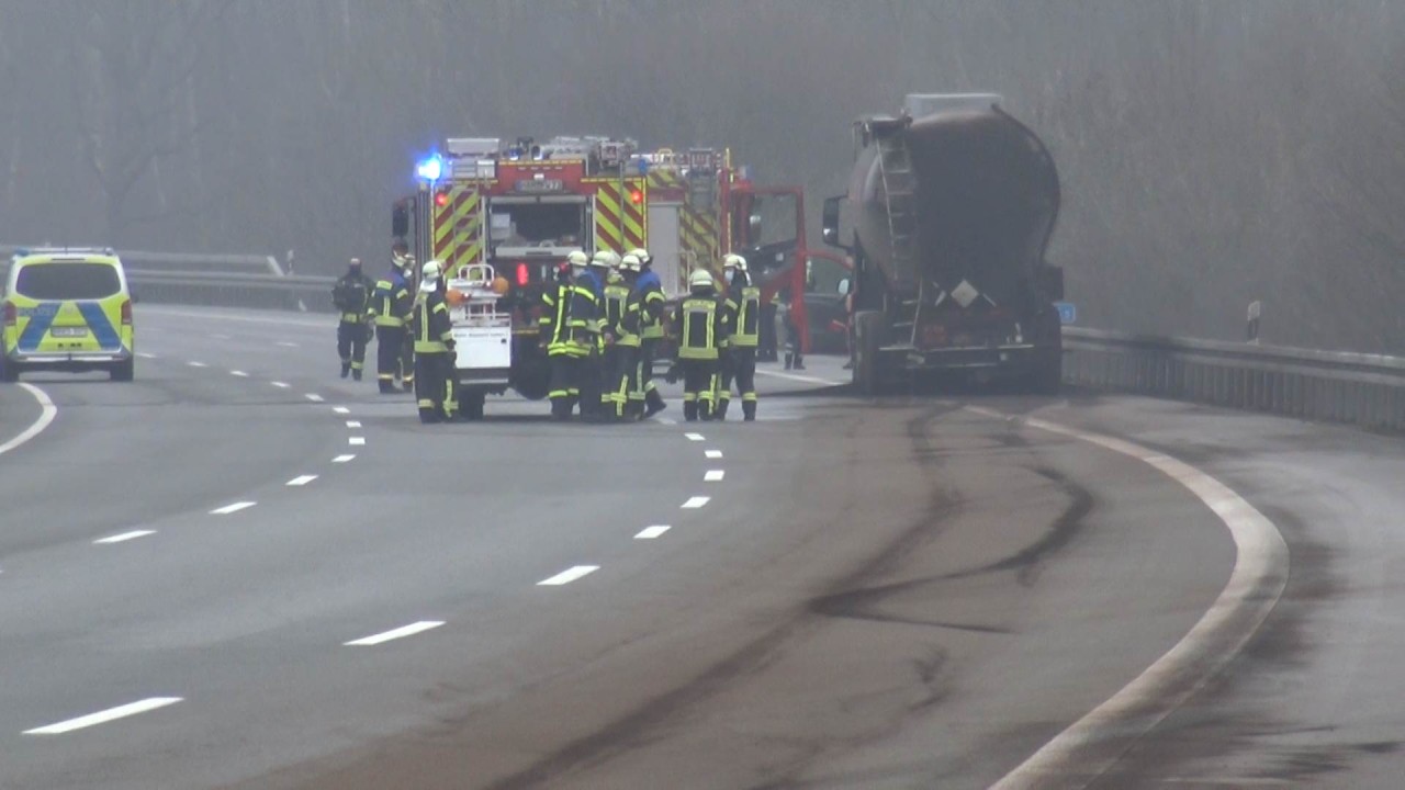 Auf der A2 bei Hamm hat ein Gefahrgut-Laster für einen schweren Unfall gesorgt. 