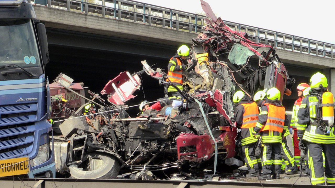 A2 bei Oberhausen: Heftiger Lkw-Unfall führt zu Vollsperrung 