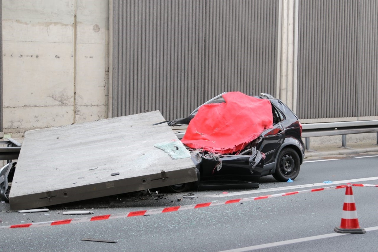 Auf der A3 in Köln begrub eine Betonplatte eine Auto. Für die Fahrerin sollte jede Hilfe zu spät kommen. (Archuvbild)