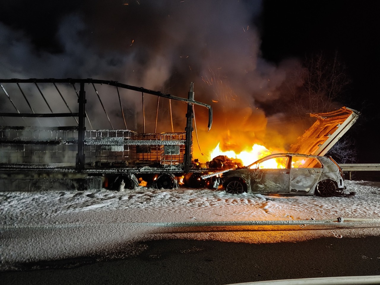 Auf der A31 in NRW sind ein Gefahrgut-Lkw und ein Auto komplett ausgebrannt.