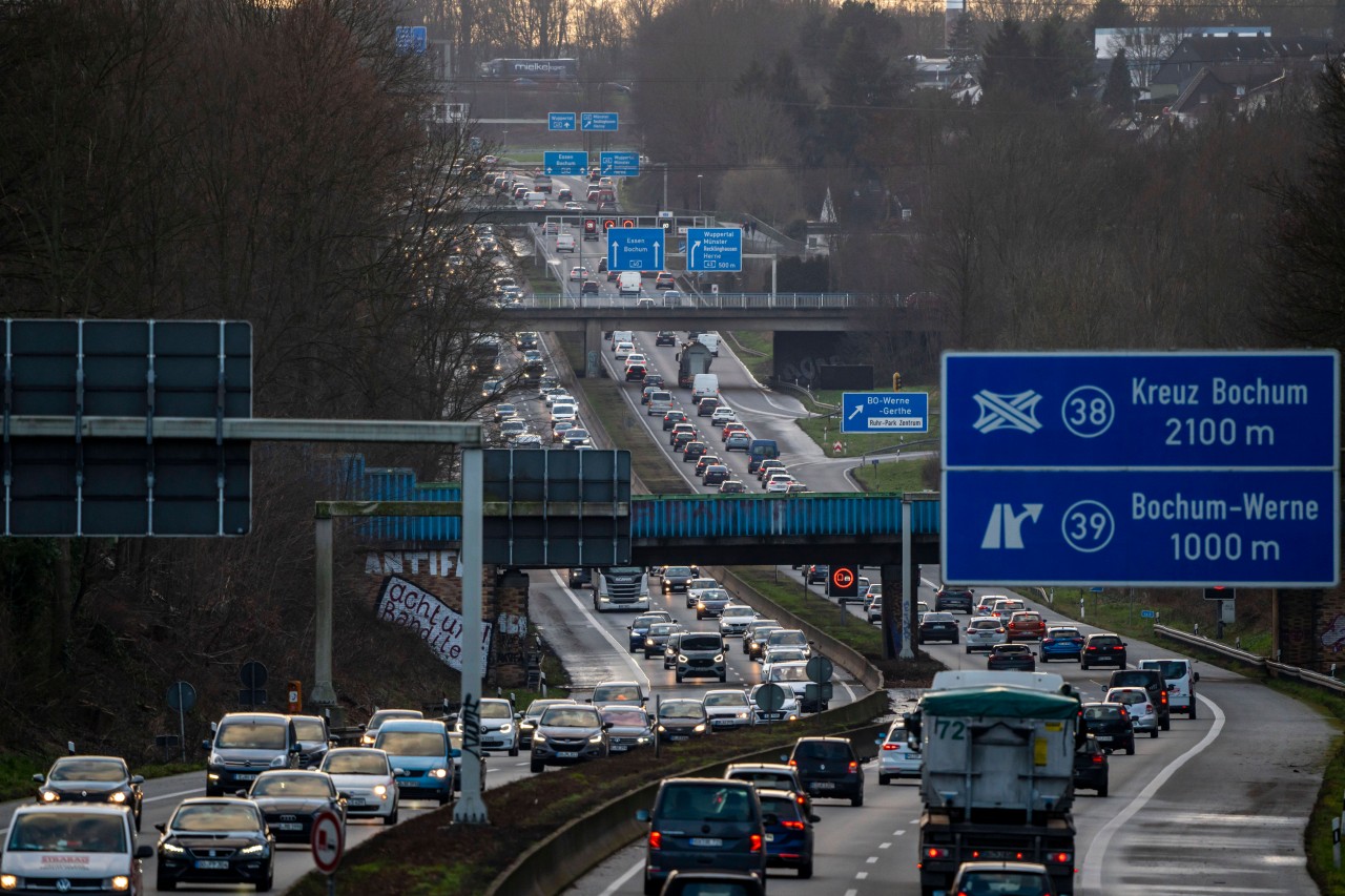 Die A40 wird bei Bochum am Donnerstag und Freitag an mehreren Stellen für Stunden gesperrt! Archivfoto)