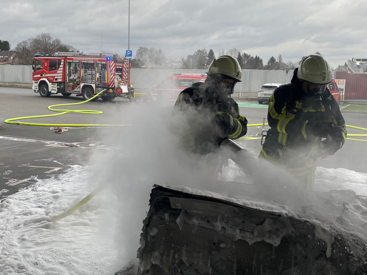 Die Feuerwehr Bochum wird zu einem Einsatz an einer Tankstelle auf der A40 bei Bochum gerufen. 
