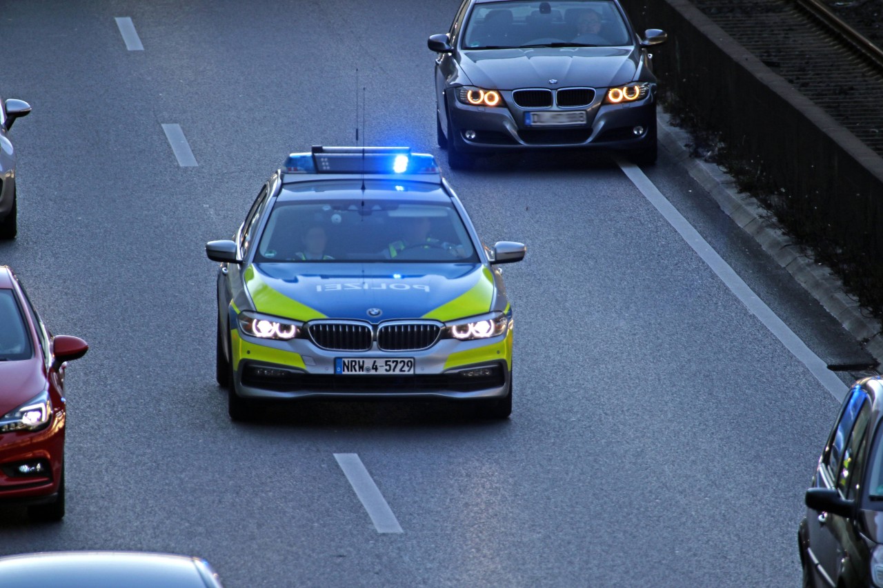 Auf der A40 zwischen Essen und Bochum sorgte ein Falschfahrer für Chaos. Die Polizei musste die Autobahn sperren. (Symbolbild)
