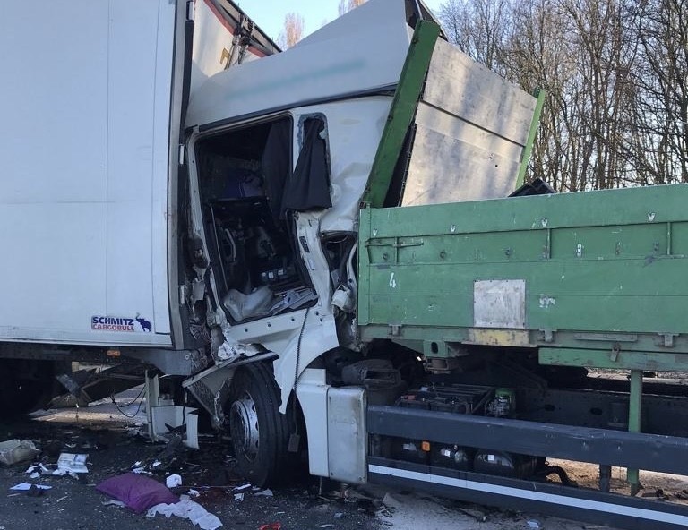A40 in NRW: Die Feuerwehr musste einen schwerverletzten Lkw-Fahrer aus diesem Wrack befreien.
