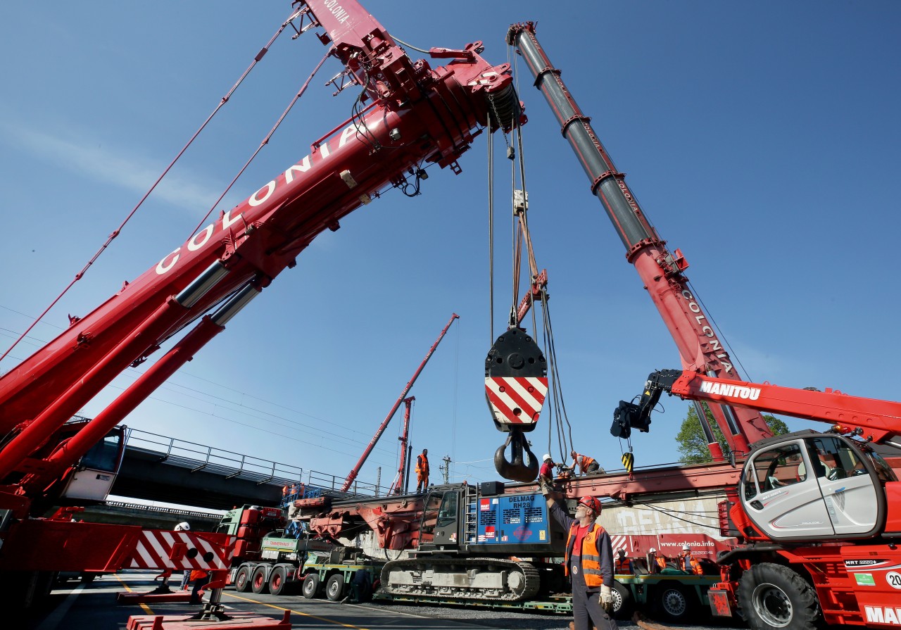 Die A40 bei Mülheim muss wegen Arbeiten gesperrt werden. Dafür werden Kräne mit einem Gewicht von 750 Tonnen aufgebaut.