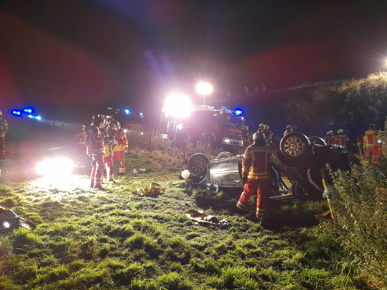 Zahlreiche Rettungskräfte waren bei der Bergung des Unfallfahrers an der A44 beteiligt.