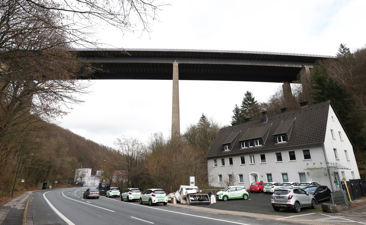 Die A45 bei Lüdenscheid ist gesperrt wegen Brückenschäden an der Talbrücke Rahmede.