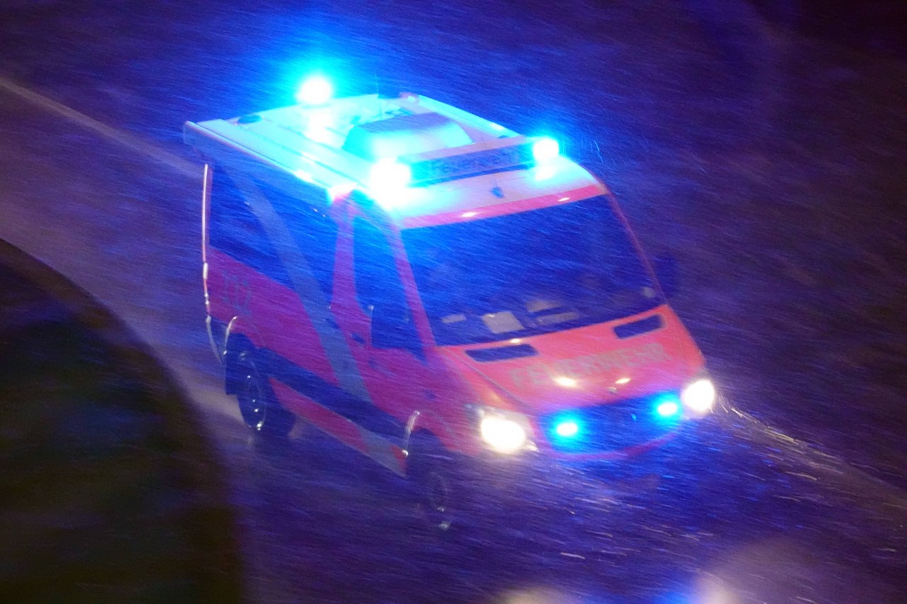 A45 bei Dortmund: Die Helfer eilten zur Unfallstelle, um den Verletzten zu helfen. (Symbolbild)