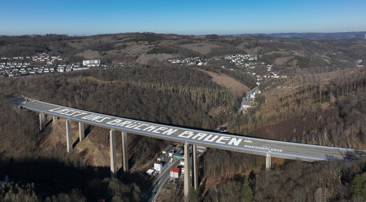 A45 in NRW: „Lasst und Brücken bauen“ steht in riesigen Lettern auf der gesperrten Talbrücke Rahmede in Lüdenscheid.