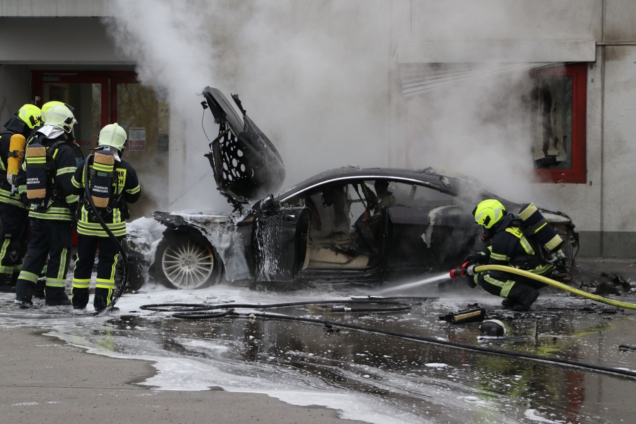 A45: Ein Auto brannte bei der Explosion an einer Tankstelle völlig aus.