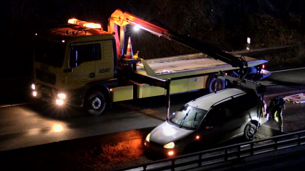 A46 in NRW: Eines der Unglücksautos wird hier mit einem Abschleppwagen aus der Grube gehoben.