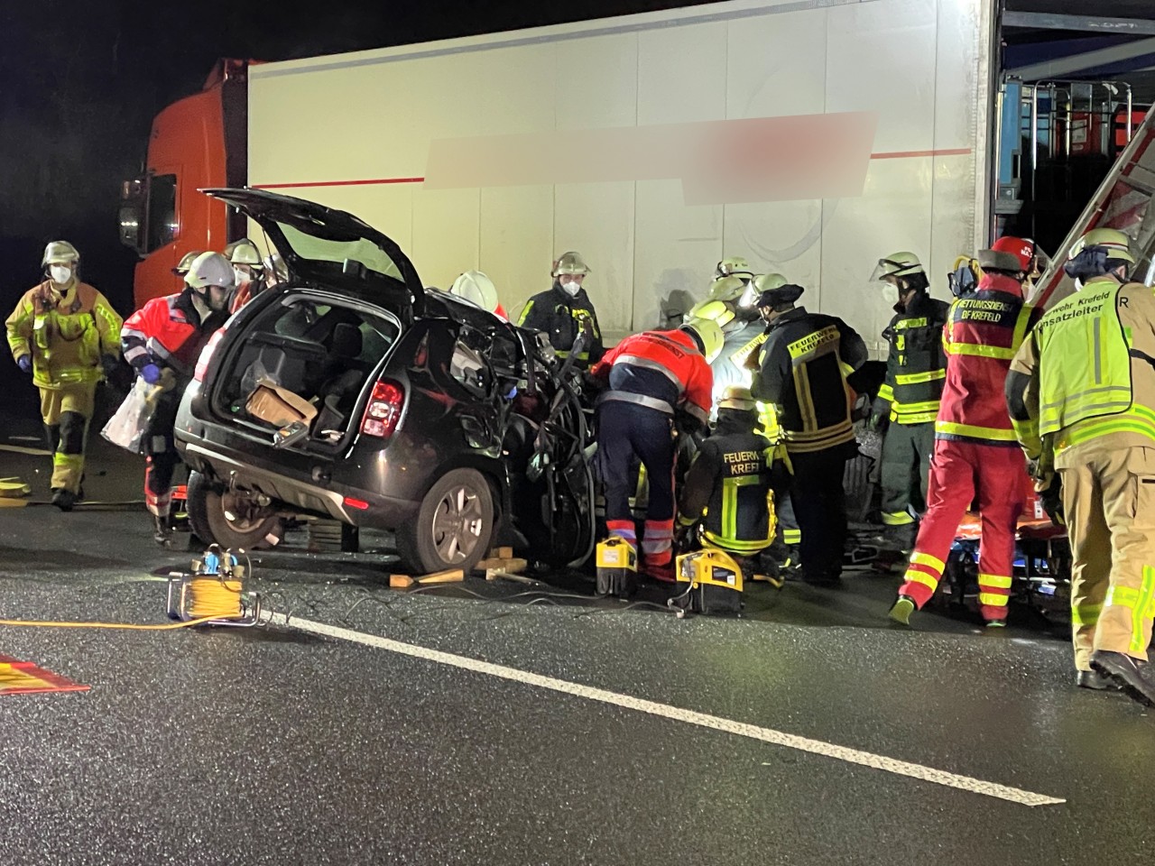 A57 in NRW: Der Beifahrer (24) des Dacia sollte den Unfall nicht überleben.