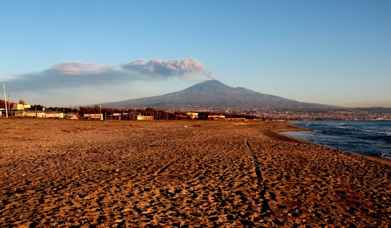 Urlaub am Mittelmeer: Die Großstadt Catania ist vom Feuer betroffen - im Hintergrund: der Ätna. 