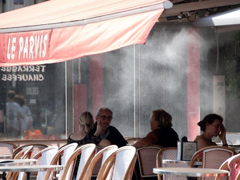 Ab sofort können Touristen und Einheimische wieder die typischen Freiflächen von Cafés und Restaurants besetzen und sich dem Pariser Flair hingeben.