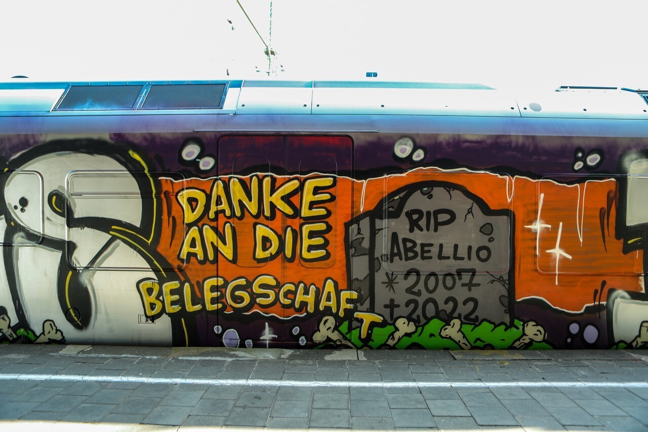 Abellio in NRW: Unbekannte verabschiedeten sich mit diesem Graffiti von der Privatbahn. (Archivbild)