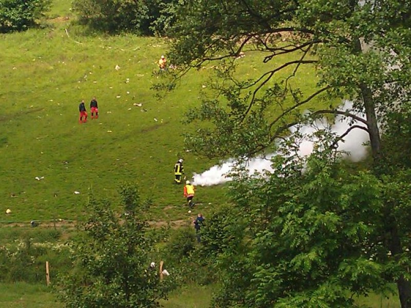 Nach der Kollision mit einem Kampfjet der Bundeswehr ist am Montagnachmittag ein Learjet bei Elpe im Sauerland abgestürzt. Der Unfall geschah bei einer Flugübung. Mindestens ein Insasse des Zivilflugzeugs kam ums Leben.