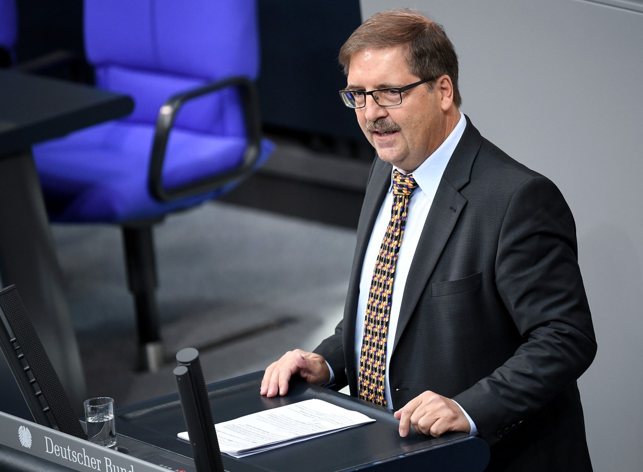 Der nun verstorbene Abgeordnete Martin Hebner am Rednerpult des Bundestages.