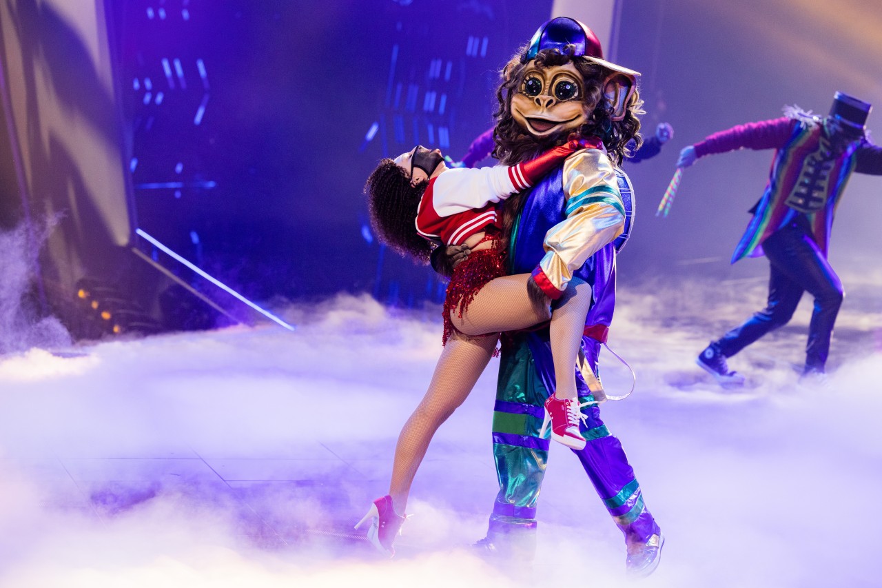 „Der Affe“ tritt bei „The Masked Dancer“ mit coolen Tanzmoves und einem noch cooleren Look an.