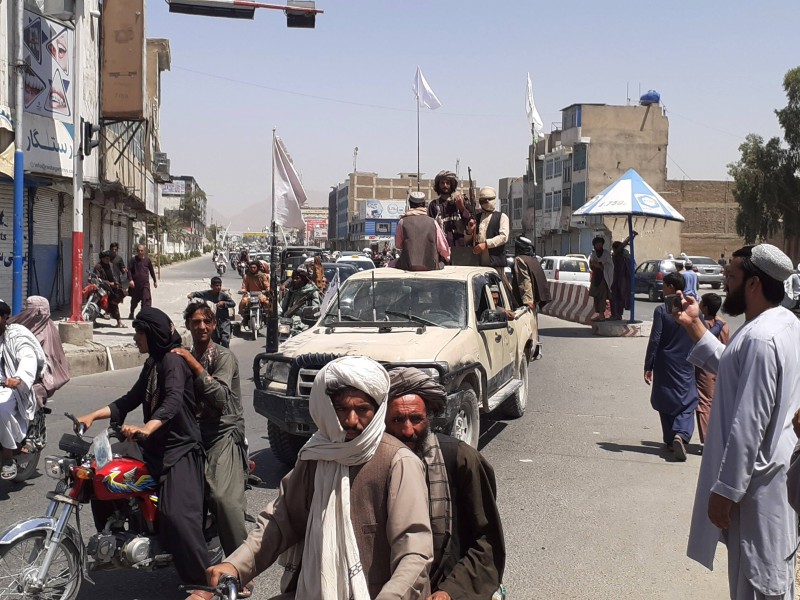 Taliban-Kämpfer marschieren in die Großstadt Kandahar im Süden Afghanistans ein.