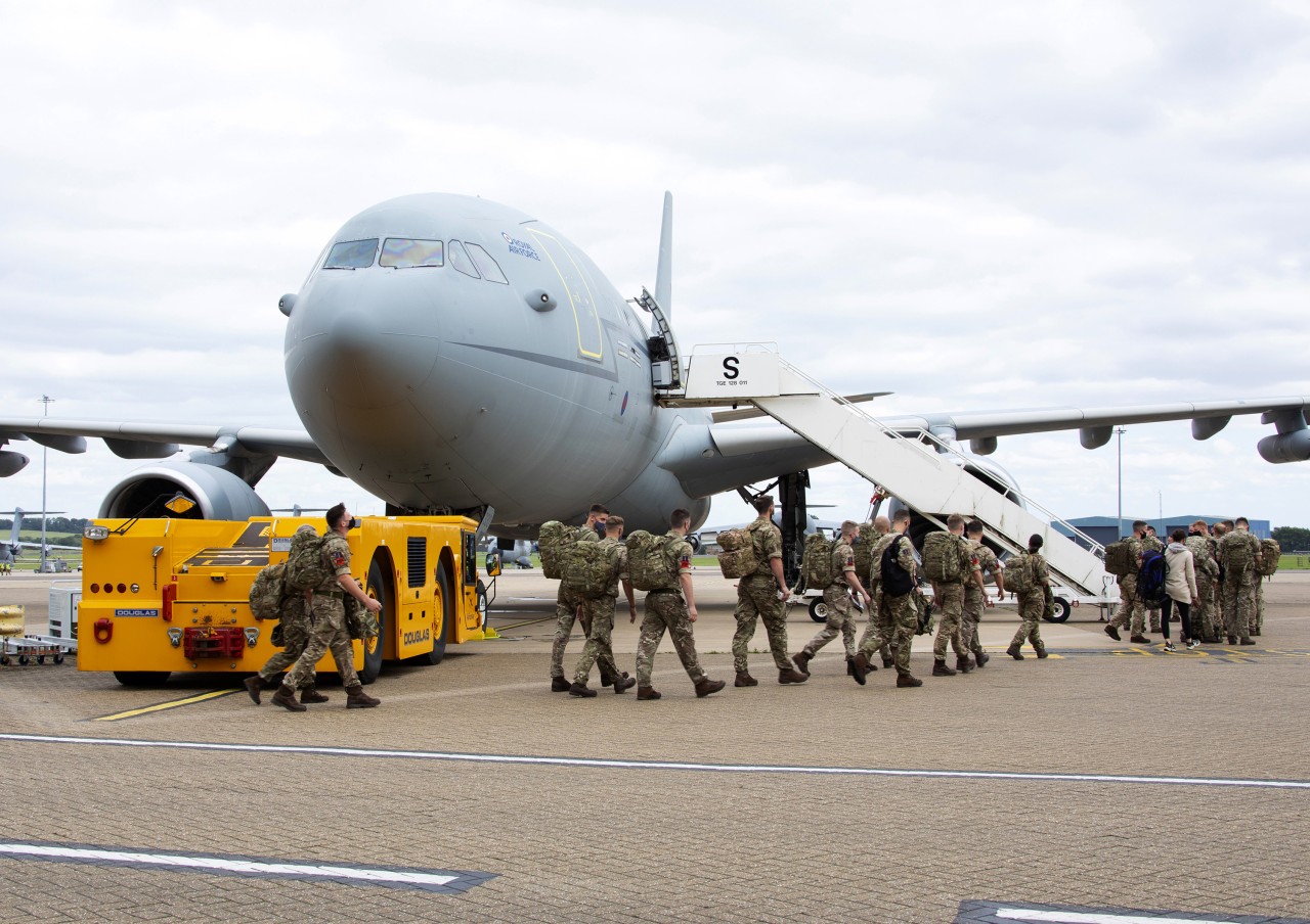 Britische Soldaten steigen am Luftwaffenstützpunkt RAF Brize Norton in ein Flugzeug nach Kabul. Ihr Ziel ist es, britische Staatsangehörige und Helfer außer Landes zu bringen.