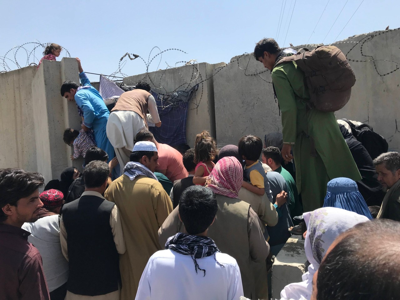 Afghanistan: Viele Afghanen versuchen am Flughafen Kabul das Land zu verlassen. Mehrere Bundesländer haben sich bereit erklärt, Flüchtlinge aufzunehmen.