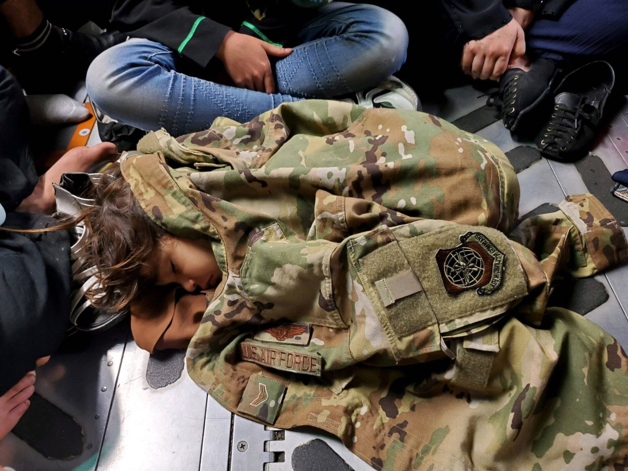 Afghanistan: Ein Kind schläft in einem Flugzeug der US Air Force. 