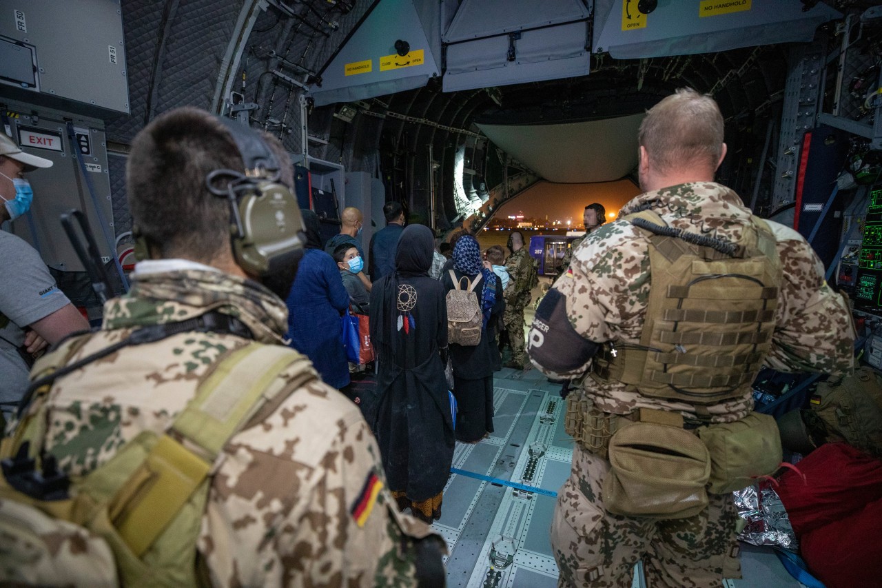 In der Nacht zu Samstag startete in Kabul ein Bundeswehrflieger mit 172 schutzbedürftigen Menschen an Bord. Am Samstag gerieten die Evakuierungen zunächst ins Stocken. 