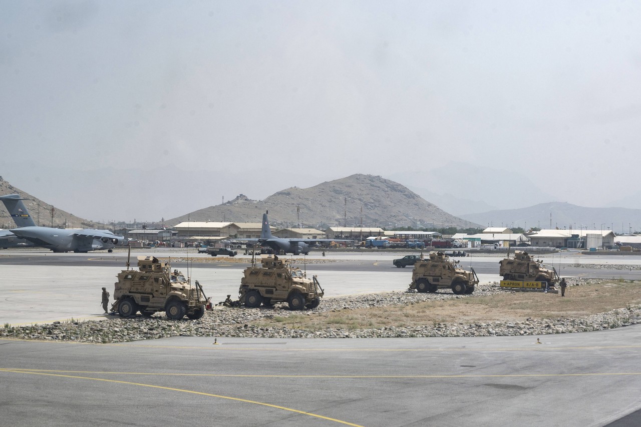 Afghanistan: Militärfahrzeuge stehen am Flughafen Kabul.