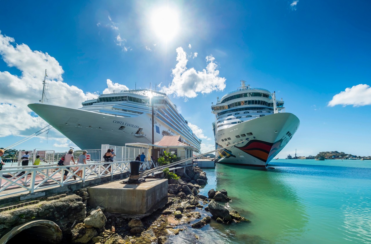 Die Kreuzfahrtschiffe „Aida Diva“ und Costa Favolosa im Hafen von Antigua.