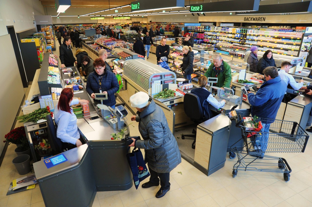 Aldi: Die „heißeste Kassiererin Deutschlands“ ist wieder Single. (Symbolbild)