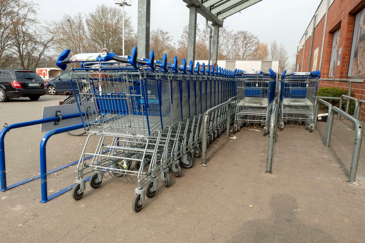 Damit die Einkaufswagen von Aldi nicht geklaut werden, haben sie eine sogenannte „Wegfahrsperre“. (Archivbild)