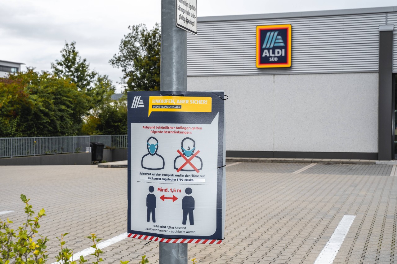 In Bayern müssen die Kunden bei Stufe Gelb bei Aldi, Lidl und Co. eine FFP2-Maske tragen. (Symbolbild)