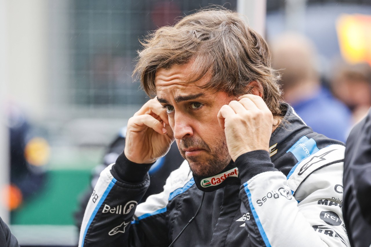 Alonso dreht Mick Schumacher. 