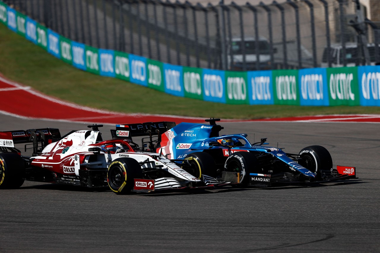 Fernando Alonso und die Alfa Romeos gerieten des öfteren aneinander.