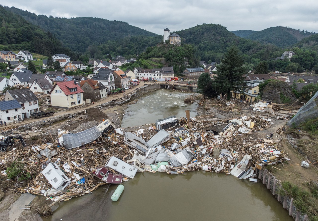 Die Flut hat die Front eines Wohnhauses in Altenahr (Rheinland-Pfalz) komplett fortgerissen. Zahlreiche Häuser in dem Ort wurden komplett zerstört oder stark beschädigt. 