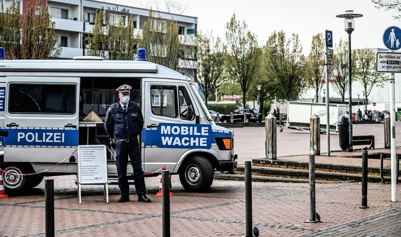 Ein Polizist steht am Altenessener Markt.