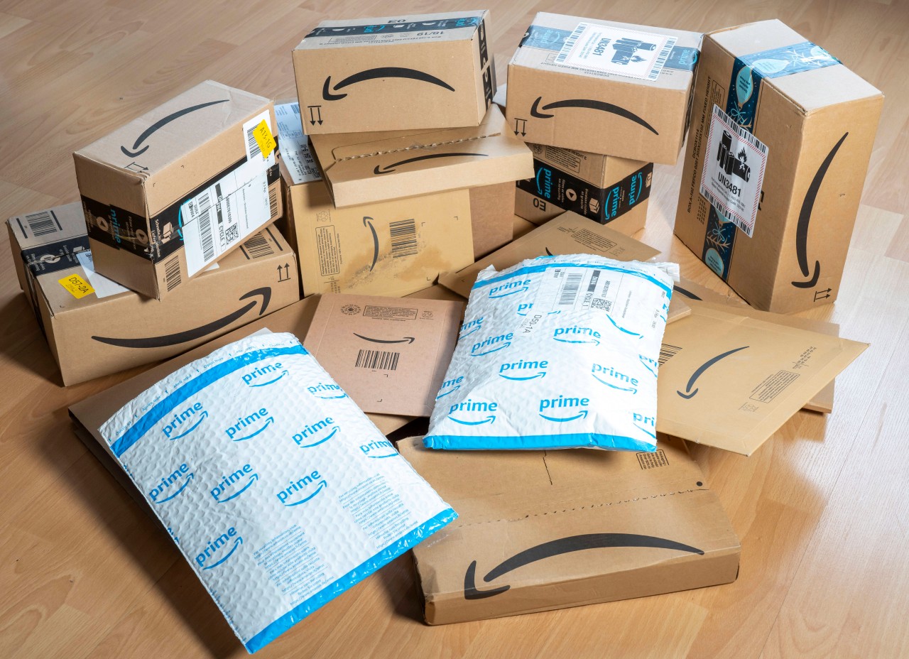 Einige Pakete bei Amazon sind eingerissen oder haben gelbe Aufkleber. Dahinter steckt eine Logik. (Archivbild)