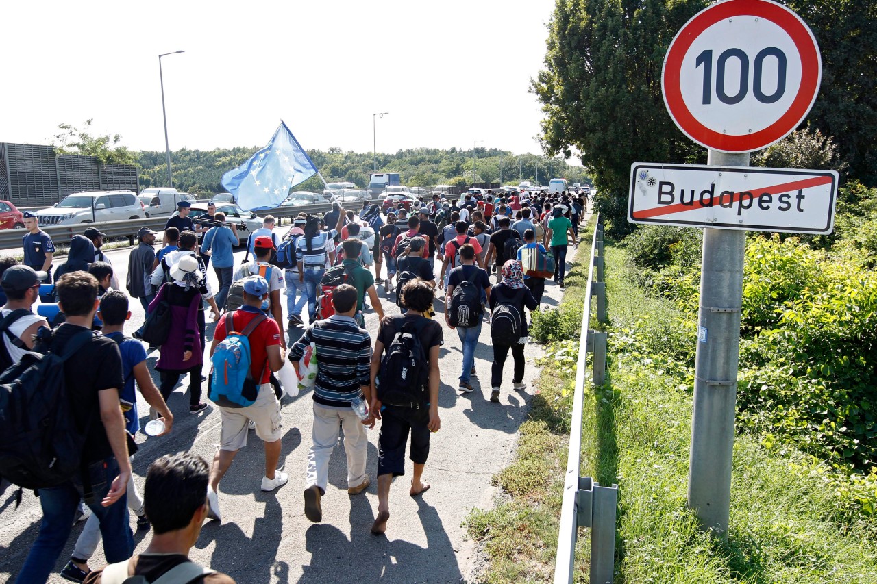 September 2015: Tausende Menschen sind auf dem Weg von Ungarn in Richtung Österreich und Deutschland. 