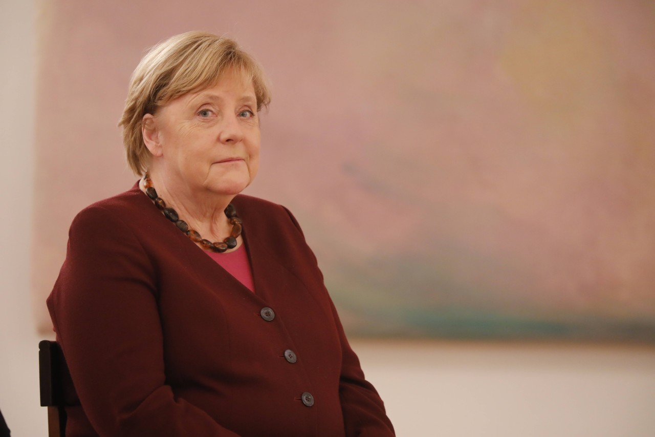 Angela Merkel wurde als Bundeskanzlerin entlassen – und leistet sich während dem offiziellen Akt einen lustigen Fauxpas.