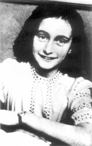 Anne Frank hielt sich in einem Hinterhaus in Amsterdam versteckt, bis ihr Aufenthaltsort verraten wurde. Im März 1945 wurde sie im Konzentrationslager Bergen-Belsen getötet.