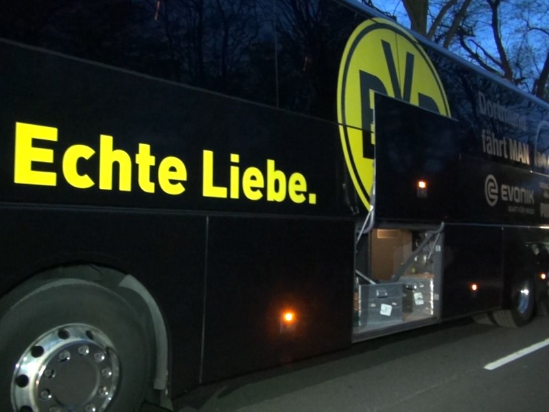 Am Mannschaftsbus des BVB hat es drei Explosionen von Sprengkörpern gegeben.