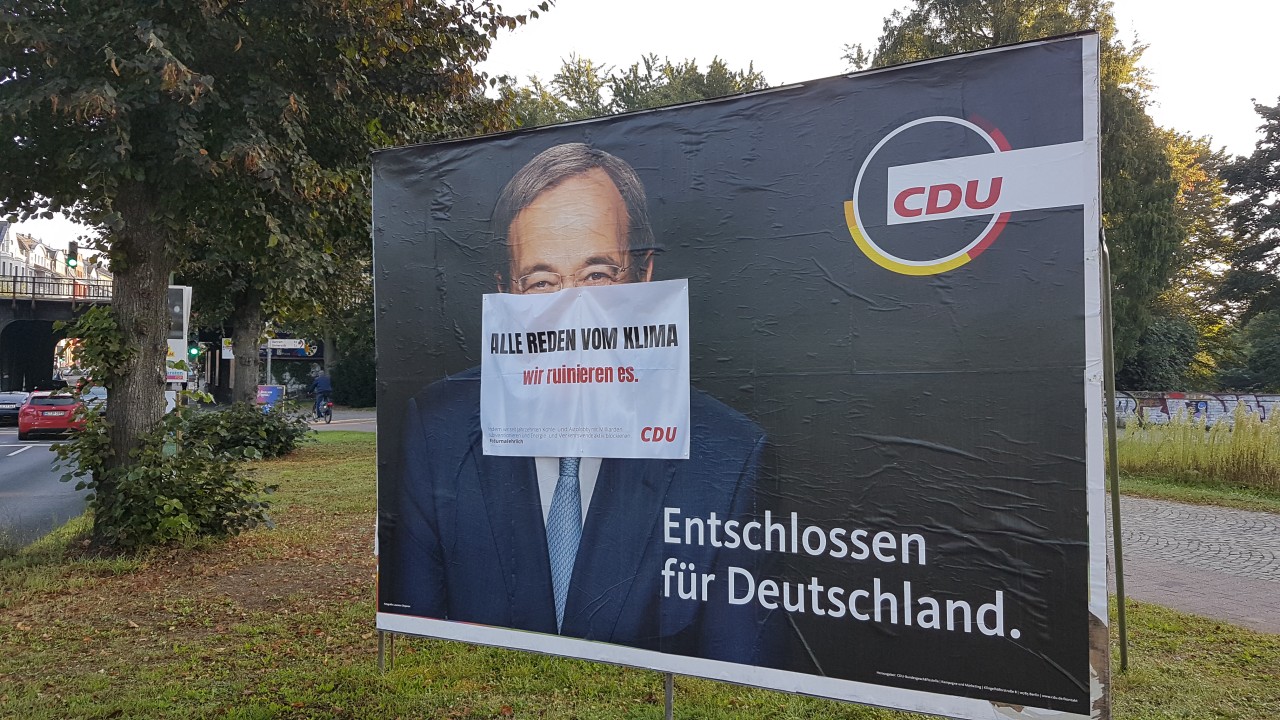 Armin Laschet: Vor dem Klimastreik haben Unbekannte Plakate der CDU überklebt.