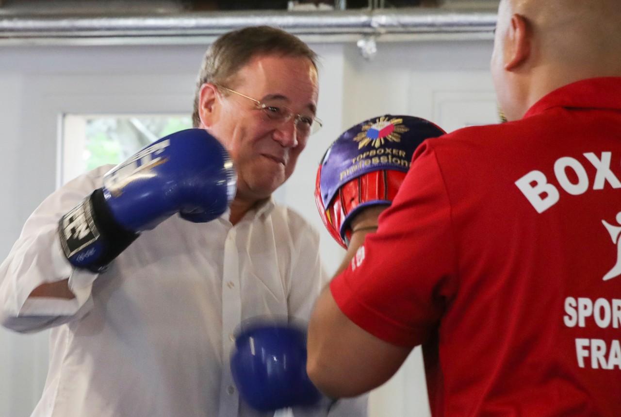 Armin Laschet ist zum Wahlkampfauftakt in Frankfurt den Boxring gestiegen